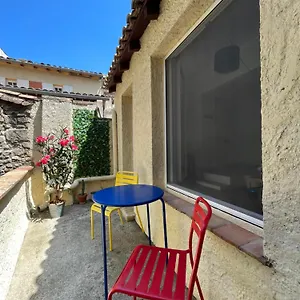 Avec Terrasse Sur Cour, Authentique, Calme Appartement